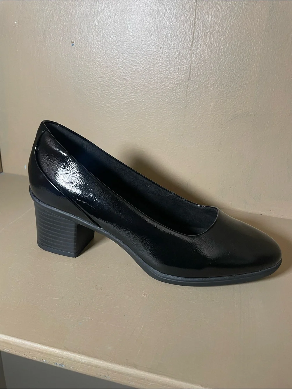 Clarks Shaya Poppy unworn Black Patent Block Heel Pumps